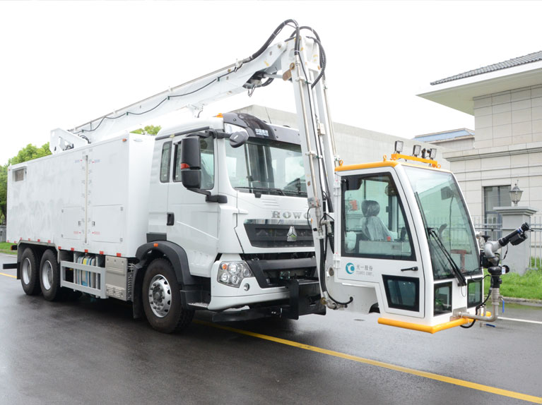 aircraft deicing vehicles مركبات تذويب الطائرات