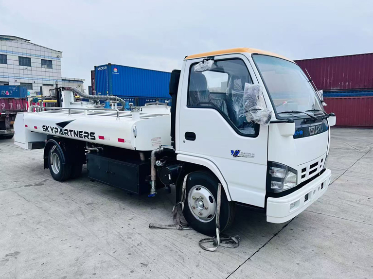 self-propelled lavatory truck شاحنة مرحاض ذاتية الدفع