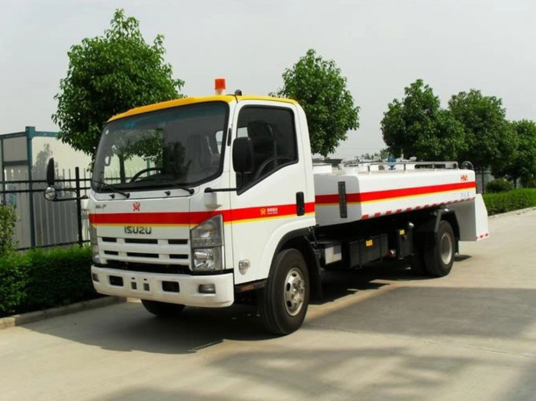 Aircraft Potable water service trucks شاحنات خدمة مياه الشرب للطائرات