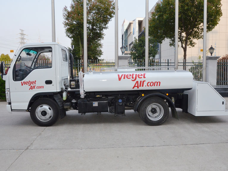 airport potable water truck شاحنة مياه الشرب في المطار