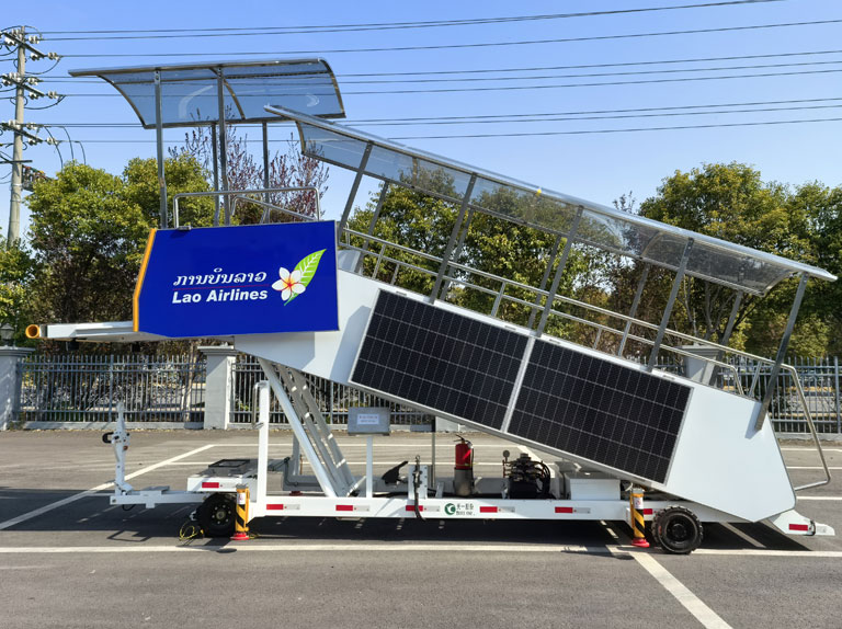 passenger boarding ladder سلم ركاب الصعود