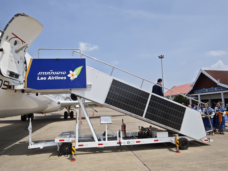 passenger boarding ladder (power assisted) سلم ركاب الصعود (بمساعدة السلطة)