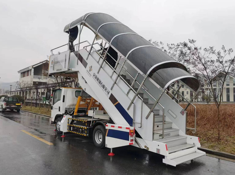 passenger boarding ladder سلم ركاب الصعود