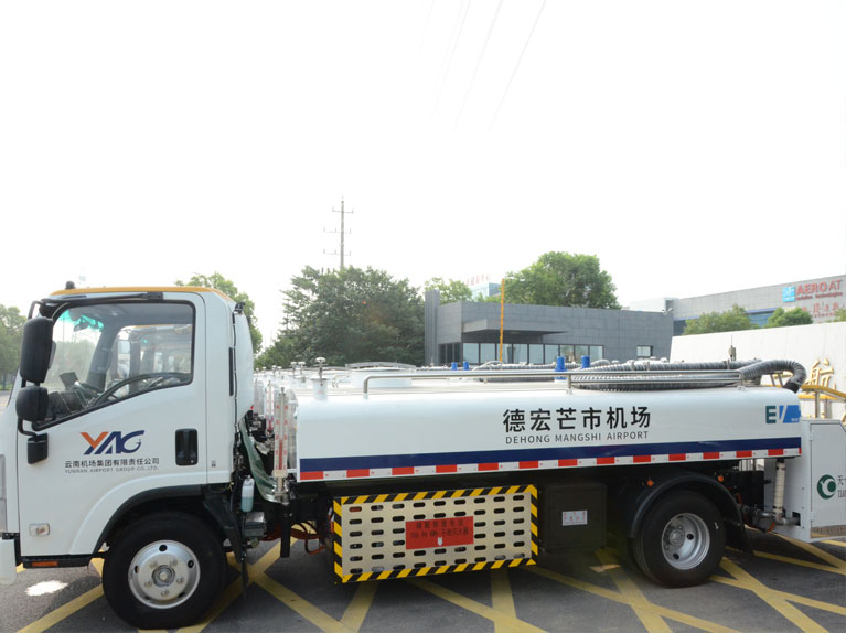 electric aircraft sewage truck شاحنة صرف صحي للطائرات الكهربائية