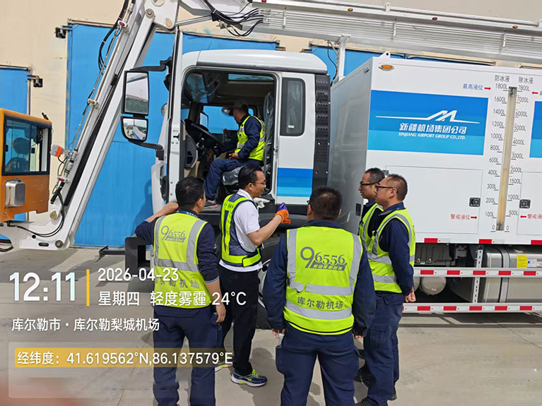 Airport deicing vehicle مركبة تذويب المطار