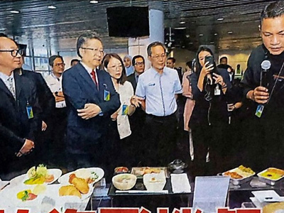 استأنفت الخطوط الجوية الماليزية أعمالها الغذائية على متن الطائرة بالكامل، حيث تلعب شاحنة التموين في مطار تيانيي دورًا رئيسيًا
