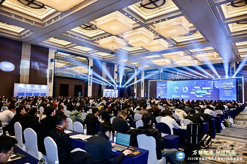 تنسيق 5G بين المركبات والطرق وتحديد المواقع بدقة عالية وإدارة السحابة والتحكم فيها