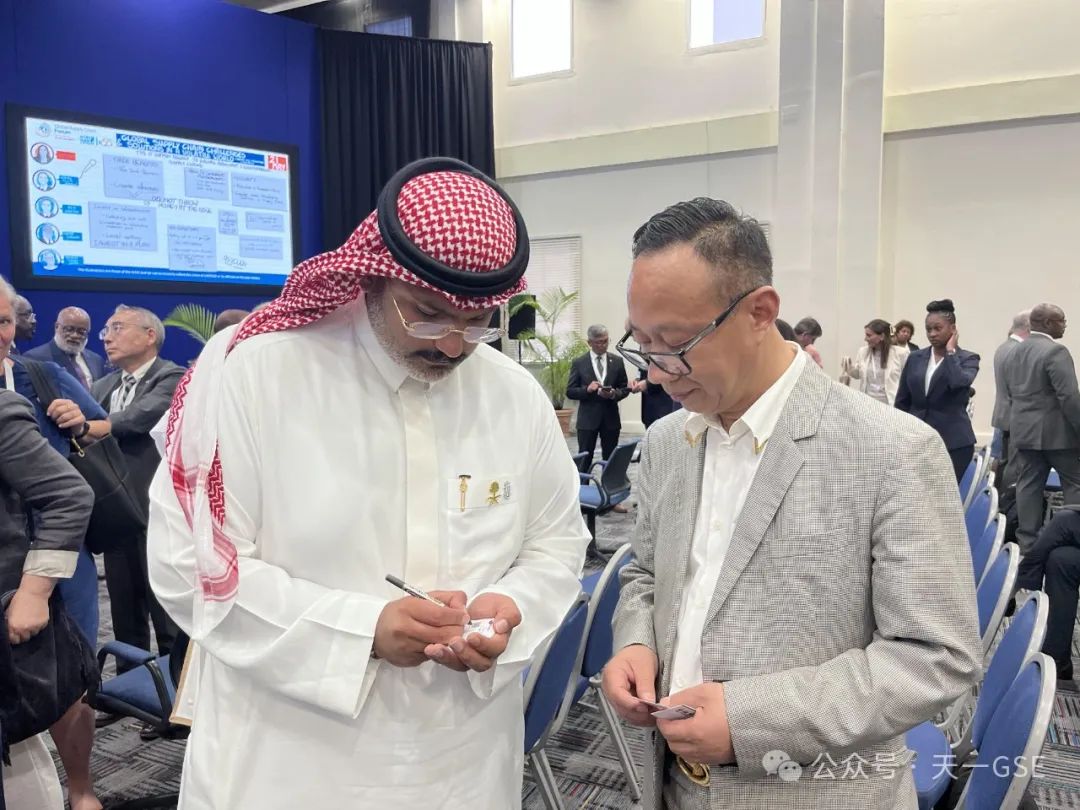 مسؤولون من وزارة الاستثمار السعودية يسلمون بطاقات العمل إلى ما هاي بينغ، رئيس مجلس إدارة شركة جيانغسو تياني لصناعة الطيران