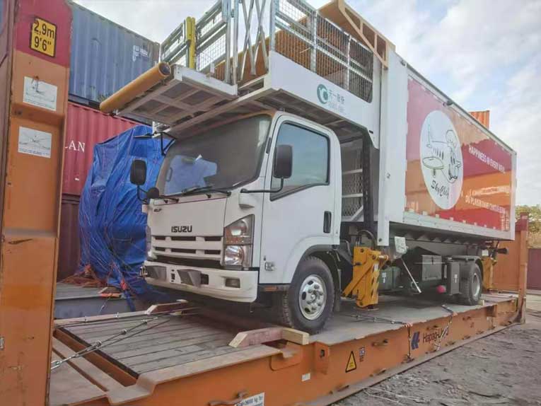 شاحنة طائرة معدات الطيران في المطار