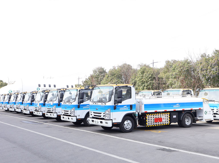 شاحنة خدمة مياه الشرب بالمطار