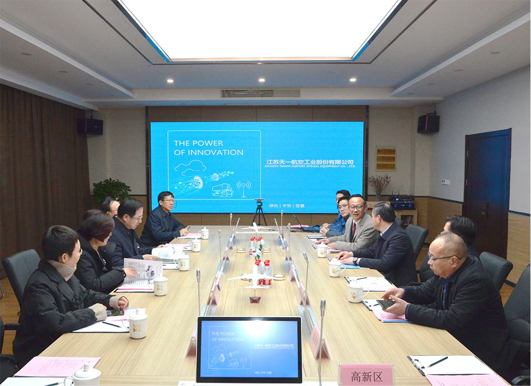 واستمع الرئيس وانغ شان هوا إلى التقرير الخاص بتطوير أعمال الشركات