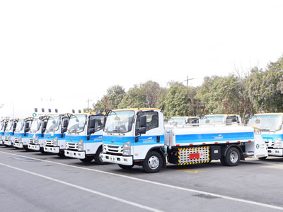 شاحنة خدمة مياه الشرب بالمطار