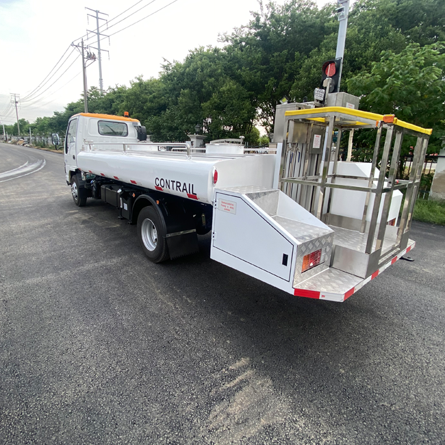 شاحنة خدمة المياه في الطائرات (ديزل)