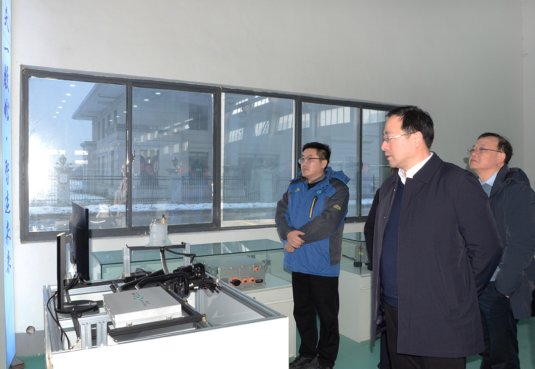 قام الرئيس وانغ شانهوا بمراقبة المعدات الأساسية لتكنولوجيا القيادة الأوتوماتيكية للمؤسسة