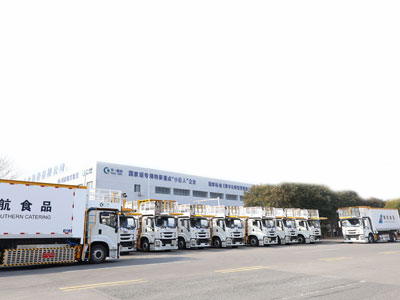 أرسلت Tianyi GSE إلى العميل شاحنات تموين المطارات الكهربائية التابعة لشركة China Southern Airlines وشاحنات تموين الطائرات التي تعمل بالديزل